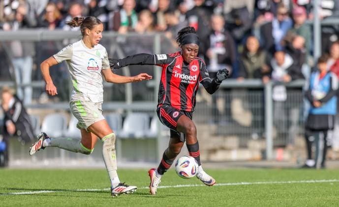 DEU, Frankfurt, Eintracht Frankfurt vs Werder Bremen, Google Pixel Frauen Bundesliga, DFB, Saison 2526, Stadion am Bretanobad, 7 Spieltag im Bild f l n r Hanna NÃ meth Werder Bremen 23 , Nicole Anyomi Eintracht Frankfurt 19 , Zweikampf, Torchance DFB DFL REGULATIONS PROHIBIT ANY USE OF PHOTOGRAPHS AS IMAGE SEQUENCES AND OR QUASI VIDEO, 19 10 2025 Copyright: HMBxMedia HendrikxHamelau