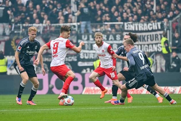 Lucas Hoeler SC Freiburg, 09 on the ball and in a duel with Jonathan Burkardt Eintracht Frankfurt, 09 GER, SC Freiburg Eintracht Frankfurt, Football, Bundesliga, Matchday 7, Season 2025 2026, 19 10 2025 DFL DFB REGULATIONS PROHIBIT ANY USE OF PHOTOGRAPHS AS IMAGE SEQUENCES AND OR QUASI VIDEO GER, SC Freiburg Eintracht Frankfurt, Football, Bundesliga, Matchday 7, Season 2025 2026, 19 10 2025 Freiburg Copyright: xEibner-Pressefoto ThomasxHessx EP_THS