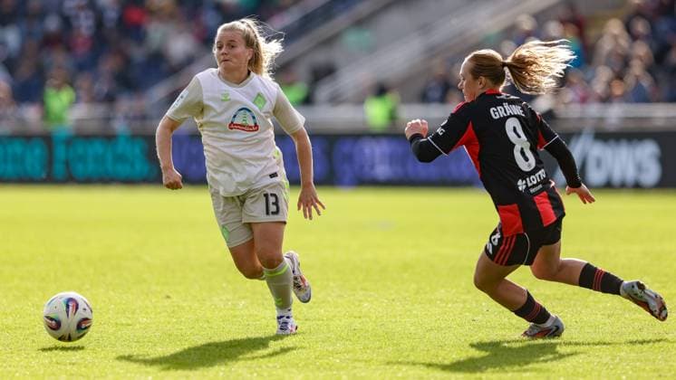 from left Ricarda Walkling SV Werder Bremen, 13 and Lisanne Gräwe Eintracht Frankfurt, 8 in a duel, dynamic, action, action, game scene, THE DFB GUIDELINES PROHIBIT ANY USE OF PHOTOGRAPHS AS IMAGE SEQUENCES AND OR QUASI VIDEO DFB REGULATIONS PROHIBIT ANY USE OF PHOTOGRAPHS AS IMAGE SEQUENCES AND OR QUASI VIDEO , 19 10 2025, Frankfurt am Main Germany , Football, Google Pixel Women Bundesliga, Eintracht Frankfurt SV Werder Bremen xobx