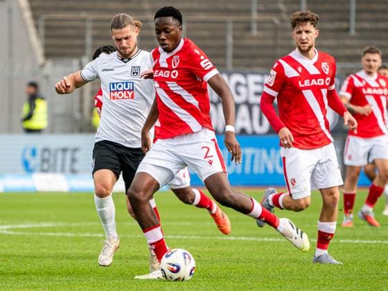 King Manu FC Energie Cottbus, 02 in duel with Dennis Chessa SSV Ulm 1846, 11 , GER, SSV Ulm 1846 vs FC Energie Cottbus, Football, 3 Liga, Season 2025 2026, 19 10 2025, DFB DFL regulations prohibit any use of photographs as image sequences and or quasi video GER, SSV Ulm 1846 vs FC Energie Cottbus, Football, 3 Liga, Season 2025 2026, 19 10 2025 Ulm Copyright: xMichaelxSchmidt Eibner-Pressefotx EP_MST