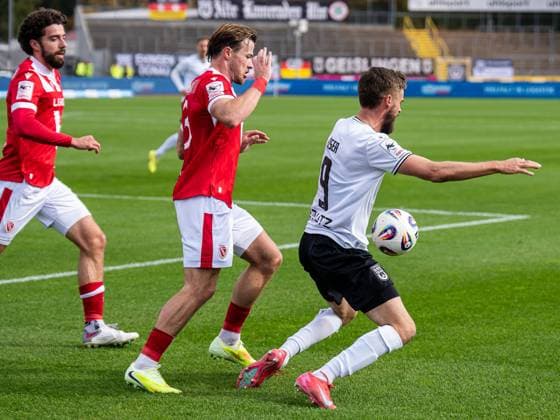 Lucas Roeser SSV Ulm 1846, 09 in duel with Henry Rorig FC Energie Cottbus, 03 , GER, SSV Ulm 1846 vs FC Energie Cottbus, Football, 3 Liga, Season 2025 2026, 19 10 2025, DFB DFL regulations prohibit any use of photographs as image sequences and or quasi video GER, SSV Ulm 1846 vs FC Energie Cottbus, Football, 3 Liga, Season 2025 2026, 19 10 2025 Ulm Copyright: xMichaelxSchmidt Eibner-Pressefotx EP_MST