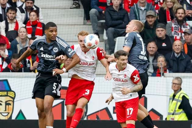 Aurele Amenda Eintracht Frankfurt, 05 , Philipp Lienhart SC Freiburg, 03 , Lukas Kübler, Kubler SC Freiburg, 17 and Rasmus Kristensen Eintracht Frankfurt, 13 fighting for the ball , Germany, Football, 1 Bundesliga, Matchday 7, 2025 2026, SC Freiburg vs Eintracht Frankfurt, 19 10 2025, Europa Park Stadion, Freiburg im Breisgau, Germany Freiburg im Breisgau Europa Park Stadion Baden Württemberg Germany Copyright: xGrantxHubbsx