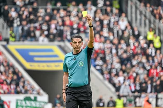 Deniz Aytekin Referee shows the yellow card to Philipp Lienhart SC Freiburg, 03 GER, SC Freiburg Eintracht Frankfurt, Football, Bundesliga, Matchday 7, Season 2025 2026, 19 10 2025 DFL DFB REGULATIONS PROHIBIT ANY USE OF PHOTOGRAPHS AS IMAGE SEQUENCES AND OR QUASI VIDEO GER, SC Freiburg Eintracht Frankfurt, Football, Bundesliga, Matchday 7, Season 2025 2026, 19 10 2025 Freiburg Copyright: xEibner-Pressefoto ThomasxHessx EP_THS