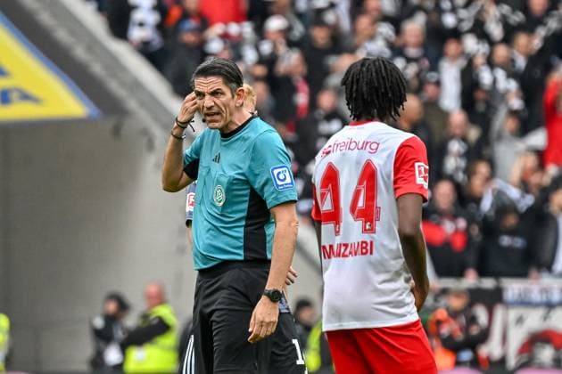 Deniz Aytekin Referee indicates he has received the ball to the head GER, SC Freiburg Eintracht Frankfurt, Football, Bundesliga, Matchday 7, Season 2025 2026, 19 10 2025 DFL DFB REGULATIONS PROHIBIT ANY USE OF PHOTOGRAPHS AS IMAGE SEQUENCES AND OR QUASI VIDEO GER, SC Freiburg Eintracht Frankfurt, Football, Bundesliga, Matchday 7, Season 2025 2026, 19 10 2025 Freiburg Copyright: xEibner-Pressefoto ThomasxHessx EP_THS