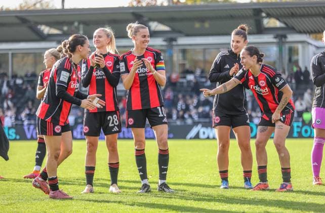 DEU, Frankfurt, Eintracht Frankfurt vs Werder Bremen, Google Pixel Frauen Bundesliga, DFB, Saison 2526, Stadion am Bretanobad, 7 Spieltag im Bild Eintracht Frankfurt wins with 2 0 goals against Werder Bremen, cheering in front of the fans, with Laura Freigang Eintracht Frankfurt 10 , Rebecka Blomqvist Eintracht Frankfurt 28 DFB DFL REGULATIONS PROHIBIT ANY USE OF PHOTOGRAPHS AS IMAGE SEQUENCES AND OR QUASI VIDEO, 19 10 2025 Copyright: HMBxMedia HendrikxHamelau