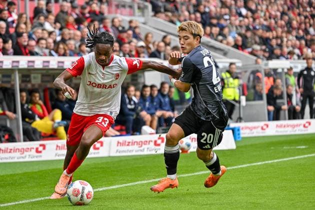 Jordy Makengo SC Freiburg, 33 , Junior Adamu SC Freiburg, 20 in a running duel for the ball GER, SC Freiburg Eintracht Frankfurt, Football, Bundesliga, Matchday 7, Season 2025 2026, 19 10 2025 DFL DFB REGULATIONS PROHIBIT ANY USE OF PHOTOGRAPHS AS IMAGE SEQUENCES AND OR QUASI VIDEO GER, SC Freiburg Eintracht Frankfurt, Football, Bundesliga, Matchday 7, Season 2025 2026, 19 10 2025 Freiburg Copyright: xEibner-Pressefoto ThomasxHessx EP_THS