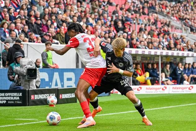 Jordy Makengo SC Freiburg, 33 , Junior Adamu SC Freiburg, 20 in a duel for the ball GER, SC Freiburg Eintracht Frankfurt, Football, Bundesliga, Matchday 7, Season 2025 2026, 19 10 2025 DFL DFB REGULATIONS PROHIBIT ANY USE OF PHOTOGRAPHS AS IMAGE SEQUENCES AND OR QUASI VIDEO GER, SC Freiburg Eintracht Frankfurt, Football, Bundesliga, Matchday 7, Season 2025 2026, 19 10 2025 Freiburg Copyright: xEibner-Pressefoto ThomasxHessx EP_THS