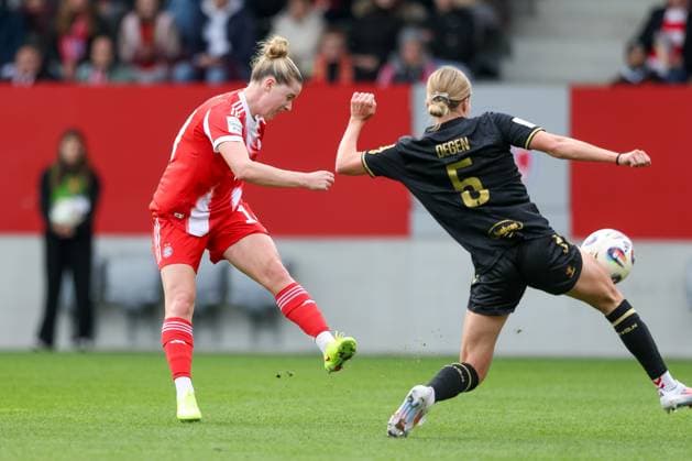 Goal kick by Alara Sehitler FC Bayern Muenchen, 14 , with Celina Degen 1 FC Koeln, 05 , GER, FC Bayern Muenchen vs 1 FC Koeln, Fußball, Google Pixel Frauen Bundesliga, 7 Spieltag, Saison 2025 2026, 19 10 2025, DFL DFB REGULATIONS PROHIBIT ANY USE OF PHOTOGRAPHS as IMAGE SEQUENCES and or QUASI VIDEO, GER, FC Bayern Muenchen vs 1 FC Koeln, Football, Google Pixel Frauen Bundesliga, 7 Spieltag, Saison 2025 2026, 19 10 2025 Muenchen Copyright: xEibner-Pressefoto JennixMaulx EP_JML