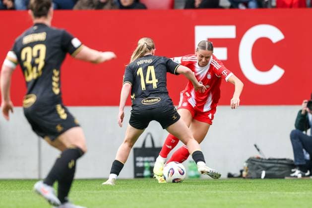 Klara Buehl FC Bayern Muenchen, 17 with Carlotta Imping 1 FC Koeln, 14 , GER, FC Bayern Muenchen vs 1 FC Koeln, Soccer, Google Pixel Women Bundesliga, 7 Matchday, Season 2025 2026, 19 10 2025, DFL DFB REGULATIONS PROHIBIT ANY USE OF PHOTOGRAPHS as IMAGE SEQUENCES and or QUASI VIDEO, GER, FC Bayern Muenchen vs 1 FC Koeln, Football, Google Pixel Frauen Bundesliga, 7 Spieltag, Saison 2025 2026, 19 10 2025 Muenchen Copyright: xEibner-Pressefoto JennixMaulx EP_JML