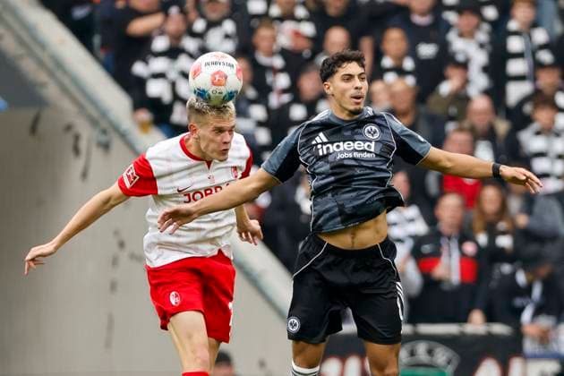 Matthias Ginter SC Freiburg, 28 and Fares Chaibi Eintracht Frankfurt, 08 in a header duel , Germany, Soccer, 1 Bundesliga, Matchday 7, 2025 2026, SC Freiburg vs Eintracht Frankfurt, 19 10 2025, Europa Park Stadion, Freiburg im Breisgau, Germany Freiburg im Breisgau Europa Park Stadion Baden Württemberg Germany Copyright: xGrantxHubbsx
