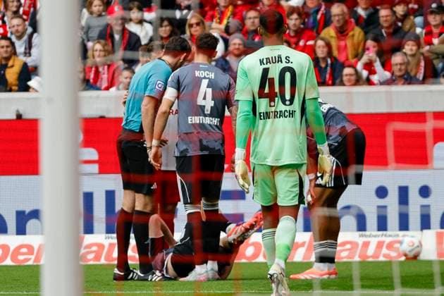 Rasmus Kristensen Eintracht Frankfurt, 13 injured on the ground , Germany, Football, 1 Bundesliga, Matchday 7, 2025 2026, SC Freiburg vs Eintracht Frankfurt, 19 10 2025, Europa Park Stadion, Freiburg im Breisgau, Germany Freiburg im Breisgau Europa Park Stadion Baden Württemberg Germany Copyright: xGrantxHubbsx