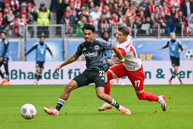 Nathaniel Brown Eintracht Frankfurt, 21 , Lukas Kuebler SC Freiburg, 17 in duel for the ball GER, SC Freiburg Eintracht Frankfurt, Football, Bundesliga, Matchday 7, Season 2025 2026, 19 10 2025 DFL DFB REGULATIONS PROHIBIT ANY USE OF PHOTOGRAPHS AS IMAGE SEQUENCES AND OR QUASI VIDEO GER, SC Freiburg Eintracht Frankfurt, Football, Bundesliga, Matchday 7, Season 2025 2026, 19 10 2025 Freiburg Copyright: xEibner-Pressefoto ThomasxHessx EP_THS