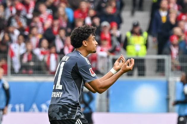 Nathaniel Brown Eintracht Frankfurt, 21 with gestures GER, SC Freiburg Eintracht Frankfurt, Football, Bundesliga, Matchday 7, Season 2025 2026, 19 10 2025 DFL DFB REGULATIONS PROHIBIT ANY USE OF PHOTOGRAPHS AS IMAGE SEQUENCES AND OR QUASI VIDEO GER, SC Freiburg Eintracht Frankfurt, Football, Bundesliga, Matchday 7, Season 2025 2026, 19 10 2025 Freiburg Copyright: xEibner-Pressefoto ThomasxHessx EP_THS
