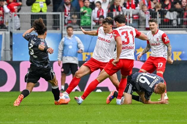 Maximilian Eggestein SC Freiburg, 08 , Arthur Theate Eintracht Frankfurt, 03 in a duel for the ball with Igor Matanovic SC Freiburg, 31 , Hugo Larsson Eintracht Frankfurt, 16 GER, SC Freiburg Eintracht Frankfurt, Football, Bundesliga, Matchday 7, Season 2025 2026, 19 10 2025 DFL DFB REGULATIONS PROHIBIT ANY USE OF PHOTOGRAPHS AS IMAGE SEQUENCES AND OR QUASI VIDEO GER, SC Freiburg Eintracht Frankfurt, Football, Bundesliga, Matchday 7, Season 2025 2026, 19 10 2025 Freiburg Copyright: xEibner-Pressefoto ThomasxHessx EP_THS