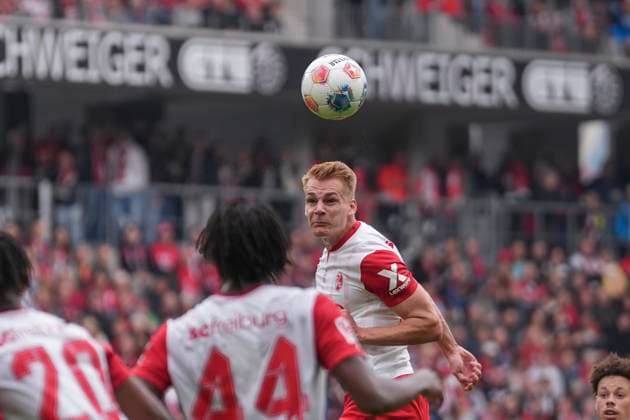 Philipp Lienhart SC Freiburg, 03 Header , Germany, Soccer, 1 Bundesliga, Matchday 7, 2025 2026, SC Freiburg vs Eintracht Frankfurt, 19 10 2025, Europa Park Stadion, Freiburg, Germany DFL REGULATIONS PROHIBIT ANY USE OF PHOTOGRAPHS AS IMAGE SEQUENCES AND OR QUASI VIDEO Freiburg Europa Park Stadion Baden Württemberg Germany Copyright: xArnexAmbergx