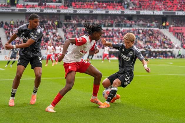 Jordy Makengo SC Freiburg, 33 in duel with Ritsu DÅan Ritsu Doan Eintracht Frankfurt, 20 , Germany, Soccer, 1 Bundesliga, 7 Matchday, 2025 2026, SC Freiburg vs Eintracht Frankfurt, 19 10 2025, Europa Park Stadion, Freiburg, Germany DFL REGULATIONS PROHIBIT ANY USE OF PHOTOGRAPHS AS IMAGE SEQUENCES AND OR QUASI VIDEO Freiburg Europa Park Stadion Baden Württemberg Germany Copyright: xArnexAmbergx