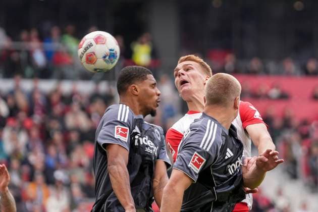 Philipp Lienhart SC Freiburg, 03 Header , Germany, Soccer, 1 Bundesliga, Matchday 7, 2025 2026, SC Freiburg vs Eintracht Frankfurt, 19 10 2025, Europa Park Stadion, Freiburg, Germany DFL REGULATIONS PROHIBIT ANY USE OF PHOTOGRAPHS AS IMAGE SEQUENCES AND OR QUASI VIDEO Freiburg Europa Park Stadion Baden Württemberg Germany Copyright: xArnexAmbergx
