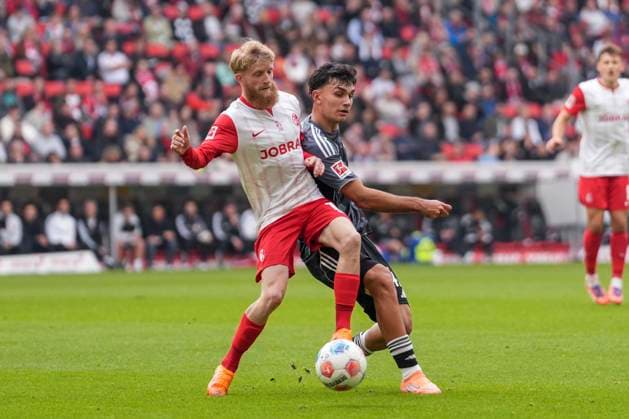 Can Uzun Eintracht Frankfurt, 42 in duel with Jan Niklas Beste SC Freiburg, 19 , Germany, Soccer, 1 Bundesliga, 7 Matchday, 2025 2026, SC Freiburg vs Eintracht Frankfurt, 19 10 2025, Europa Park Stadion, Freiburg, Germany DFL REGULATIONS PROHIBIT ANY USE OF PHOTOGRAPHS AS IMAGE SEQUENCES AND OR QUASI VIDEO Freiburg Europa Park Stadion Baden Württemberg Germany Copyright: xArnexAmbergx