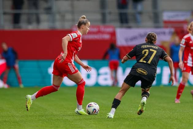 Giulia Gwinn FC Bayern Muenchen, 07 with Laura Feiersinger 1 FC Koeln, 27 , GER, FC Bayern Muenchen vs 1 FC Koeln, Football, Google Pixel Frauen Bundesliga, 7 Spieltag, Saison 2025 2026, 19 10 2025, DFL DFB REGULATIONS PROHIBIT ANY USE OF PHOTOGRAPHS as IMAGE SEQUENCES and or QUASI VIDEO, GER, FC Bayern Muenchen vs 1 FC Koeln, Football, Google Pixel Frauen Bundesliga, 7 Spieltag, Saison 2025 2026, 19 10 2025 Muenchen Copyright: xEibner-Pressefoto JennixMaulx EP_JML