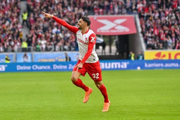 Vincenzo Grifo SC Freiburg, 32 celebrates after his goal to equalize 2 2 GER, SC Freiburg Eintracht Frankfurt, Football, Bundesliga, Matchday 7, Season 2025 2026, 19 10 2025 DFL DFB REGULATIONS PROHIBIT ANY USE OF PHOTOGRAPHS AS IMAGE SEQUENCES AND OR QUASI VIDEO GER, SC Freiburg Eintracht Frankfurt, Football, Bundesliga, Matchday 7, Season 2025 2026, 19 10 2025 Freiburg Copyright: xEibner-Pressefoto ThomasxHessx EP_THS