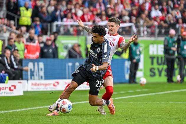 Nathaniel Brown Eintracht Frankfurt, 21 on the ball and in a duel with Lukas Kuebler SC Freiburg, 17 GER, SC Freiburg Eintracht Frankfurt, Football, Bundesliga, Matchday 7, Season 2025 2026, 19 10 2025 DFL DFB REGULATIONS PROHIBIT ANY USE OF PHOTOGRAPHS AS IMAGE SEQUENCES AND OR QUASI VIDEO GER, SC Freiburg Eintracht Frankfurt, Football, Bundesliga, Matchday 7, Season 2025 2026, 19 10 2025 Freiburg Copyright: xEibner-Pressefoto ThomasxHessx EP_THS