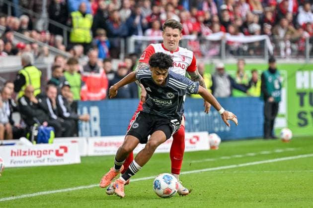 Nathaniel Brown Eintracht Frankfurt, 21 on the ball and in a duel with Lukas Kuebler SC Freiburg, 17 GER, SC Freiburg Eintracht Frankfurt, Football, Bundesliga, Matchday 7, Season 2025 2026, 19 10 2025 DFL DFB REGULATIONS PROHIBIT ANY USE OF PHOTOGRAPHS AS IMAGE SEQUENCES AND OR QUASI VIDEO GER, SC Freiburg Eintracht Frankfurt, Football, Bundesliga, Matchday 7, Season 2025 2026, 19 10 2025 Freiburg Copyright: xEibner-Pressefoto ThomasxHessx EP_THS