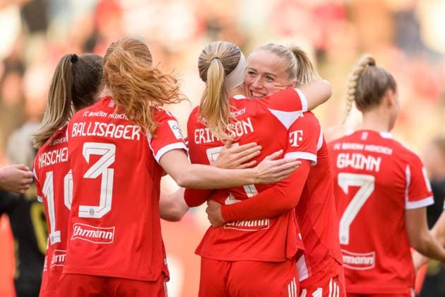 Soccer, Google Pixel Womens Bundesliga, 20251019, FC Bayern Munich 1 FC Cologne In the picture Goal 2 1, Goal celebration, f l Stine BALLISAGER Bayern, 3 , Goal scorer Magdalena ERIKSSON Bayern, 5 , Lea SCHÜLLER Bayern, 11 Munich FC Bayern Campus Bayern Germany Copyright: Passion2Press MarkusxFischerx