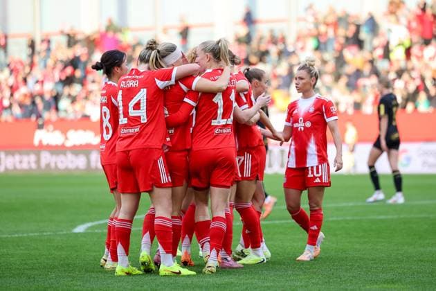 Celebration for the goal to 2 1 by Magdalena Eriksson FC Bayern Muenchen, 05 , GER, FC Bayern Muenchen vs 1 FC Koeln, Fußball, Google Pixel Frauen Bundesliga, 7 Spieltag, Saison 2025 2026, 19 10 2025, DFL DFB REGULATIONS PROHIBIT ANY USE OF PHOTOGRAPHS as IMAGE SEQUENCES and or QUASI VIDEO, GER, FC Bayern Muenchen vs 1 FC Koeln, Football, Google Pixel Frauen Bundesliga, 7 Spieltag, Saison 2025 2026, 19 10 2025 Muenchen Copyright: xEibner-Pressefoto JennixMaulx EP_JML