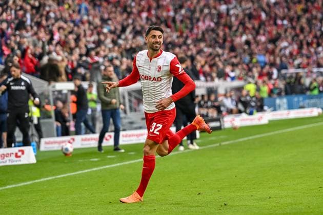 Vincenzo Grifo SC Freiburg, 32 celebrates after his goal to equalize 2 2 GER, SC Freiburg Eintracht Frankfurt, Football, Bundesliga, Matchday 7, Season 2025 2026, 19 10 2025 DFL DFB REGULATIONS PROHIBIT ANY USE OF PHOTOGRAPHS AS IMAGE SEQUENCES AND OR QUASI VIDEO GER, SC Freiburg Eintracht Frankfurt, Football, Bundesliga, Matchday 7, Season 2025 2026, 19 10 2025 Freiburg Copyright: xEibner-Pressefoto ThomasxHessx EP_THS