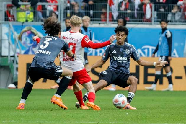 Arthur Theate Eintracht Frankfurt, 03 , Niklas Beste SC Freiburg, 19 and Nathaniel Brown Eintracht Frankfurt, 21 fighting for the ball , Germany, Soccer, 1 Bundesliga, 7 Matchday, 2025 2026, SC Freiburg vs Eintracht Frankfurt, 19 10 2025, Europa Park Stadion, Freiburg im Breisgau, Germany Freiburg im Breisgau Europa Park Stadion Baden Württemberg Germany Copyright: xGrantxHubbsx
