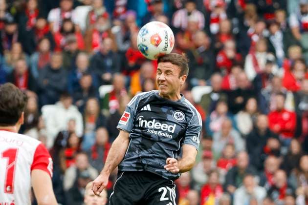 Mario Götze, Gotze Eintracht Frankfurt, 27 on header , Germany, Soccer, 1 Bundesliga, Matchday 7, 2025 2026, SC Freiburg vs Eintracht Frankfurt, 19 10 2025, Europa Park Stadion, Freiburg im Breisgau, Germany Freiburg im Breisgau Europa Park Stadion Baden Württemberg Germany Copyright: xGrantxHubbsx