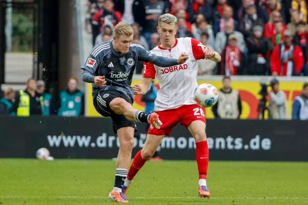 Jonathan Burkardt Eintracht Frankfurt, 09 and Matthias Ginter SC Freiburg, 28 fighting for the ball , Germany, Soccer, 1 Bundesliga, 7 Matchday, 2025 2026, SC Freiburg vs Eintracht Frankfurt, 19 10 2025, Europa Park Stadion, Freiburg im Breisgau, Germany Freiburg im Breisgau Europa Park Stadion Baden Württemberg Germany Copyright: xGrantxHubbsx