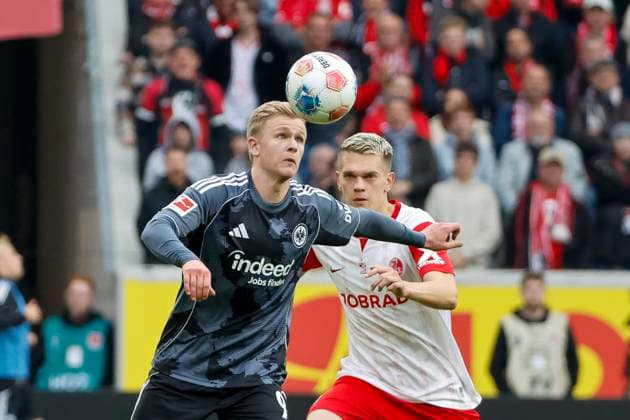 Jonathan Burkardt Eintracht Frankfurt, 09 and Matthias Ginter SC Freiburg, 28 fighting for the ball , Germany, Soccer, 1 Bundesliga, 7 Matchday, 2025 2026, SC Freiburg vs Eintracht Frankfurt, 19 10 2025, Europa Park Stadion, Freiburg im Breisgau, Germany Freiburg im Breisgau Europa Park Stadion Baden Württemberg Germany Copyright: xGrantxHubbsx