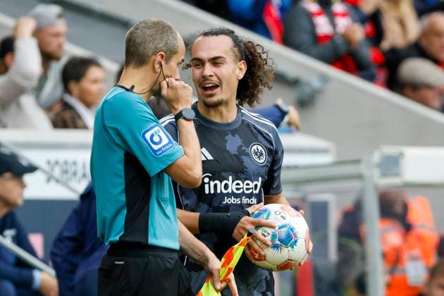 Assistant referee Christian Leicher and Arthur Theate Eintracht Frankfurt, 03 in dialog , Germany, Football, 1 Bundesliga, Matchday 7, 2025 2026, SC Freiburg vs Eintracht Frankfurt, 19 10 2025, Europa Park Stadion, Freiburg im Breisgau, Germany Freiburg im Breisgau Europa Park Stadion Baden Württemberg Germany Copyright: xGrantxHubbsx