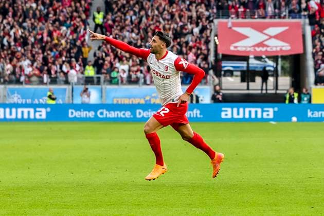 Goal celebration for Vincenzo Grifo SC Freiburg, 32 after his goal for 2 2 , Germany, Soccer, 1 Bundesliga, Matchday 7, 2025 2026, SC Freiburg vs Eintracht Frankfurt, 19 10 2025, Europa Park Stadion, Freiburg im Breisgau, Germany Freiburg im Breisgau Europa Park Stadion Baden Württemberg Germany Copyright: xGrantxHubbsx