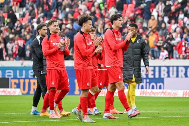Lucas Hoeler SC Freiburg, 09 , Derry Scherhant SC Freiburg, 07 , Igor Matanovic SC Freiburg, 31 in front of the curve after the end of the match GER, SC Freiburg Eintracht Frankfurt, Football, Bundesliga, Matchday 7, Season 2025 2026, 19 10 2025 DFL DFB REGULATIONS PROHIBIT ANY USE OF PHOTOGRAPHS AS IMAGE SEQUENCES AND OR QUASI VIDEO GER, SC Freiburg Eintracht Frankfurt, Football, Bundesliga, Matchday 7, Season 2025 2026, 19 10 2025 Freiburg Copyright: xEibner-Pressefoto ThomasxHessx EP_THS