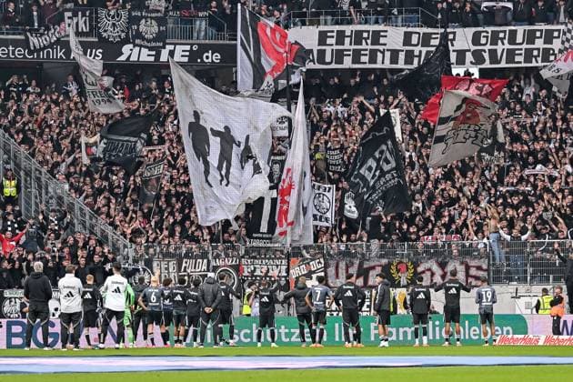 Team Eintracht Frankfurt in front of the curve after the end of the match GER, SC Freiburg Eintracht Frankfurt, Football, Bundesliga, Matchday 7, Season 2025 2026, 19 10 2025 DFL DFB REGULATIONS PROHIBIT ANY USE OF PHOTOGRAPHS AS IMAGE SEQUENCES AND OR QUASI VIDEO GER, SC Freiburg Eintracht Frankfurt, Football, Bundesliga, Matchday 7, Season 2025 2026, 19 10 2025 Freiburg Copyright: xEibner-Pressefoto ThomasxHessx EP_THS