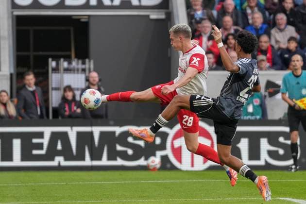 Matthias Ginter SC Freiburg, 28 on the ball , Germany, Soccer, 1 Bundesliga, Matchday 7, 2025 2026, SC Freiburg vs Eintracht Frankfurt, 19 10 2025, Europa Park Stadion, Freiburg, Germany DFL REGULATIONS PROHIBIT ANY USE OF PHOTOGRAPHS AS IMAGE SEQUENCES AND OR QUASI VIDEO Freiburg Europa Park Stadion Baden Württemberg Germany Copyright: xArnexAmbergx