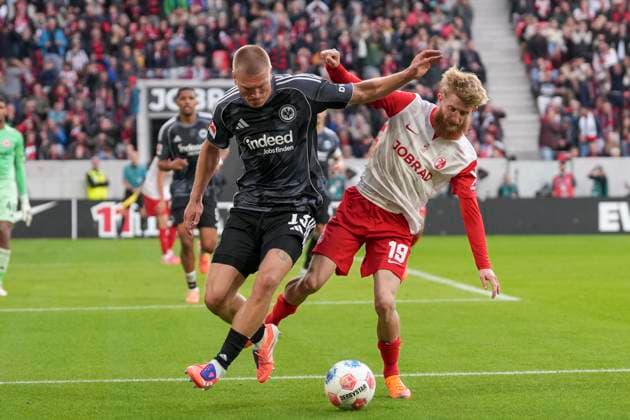 Rasmus Kristensen Eintracht Frankfurt, 13 in duel with Jan Niklas Beste SC Freiburg, 19 , Germany, Soccer, 1 Bundesliga, 7 Matchday, 2025 2026, SC Freiburg vs Eintracht Frankfurt, 19 10 2025, Europa Park Stadion, Freiburg, Germany DFL REGULATIONS PROHIBIT ANY USE OF PHOTOGRAPHS AS IMAGE SEQUENCES AND OR QUASI VIDEO Freiburg Europa Park Stadion Baden Württemberg Germany Copyright: xArnexAmbergx