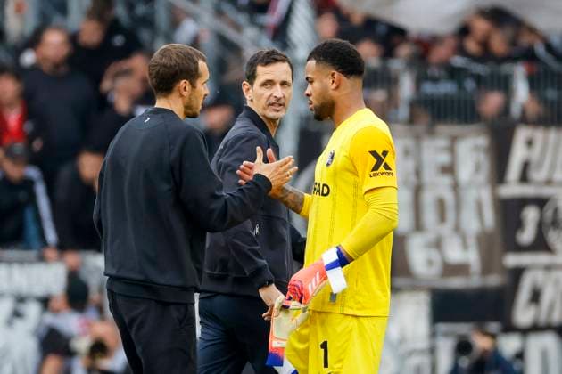 Julian Schuster SC Freiburg, Coach , Dino Toppmöller, Toppmoller Eintracht Frankfurt, Coach and Noah Atubolu SC Freiburg, 01 after the match , Germany, Football, 1 Bundesliga, Matchday 7, 2025 2026, SC Freiburg vs Eintracht Frankfurt, 19 10 2025, Europa Park Stadion, Freiburg im Breisgau, Germany Freiburg im Breisgau Europa Park Stadion Baden Württemberg Germany Copyright: xGrantxHubbsx