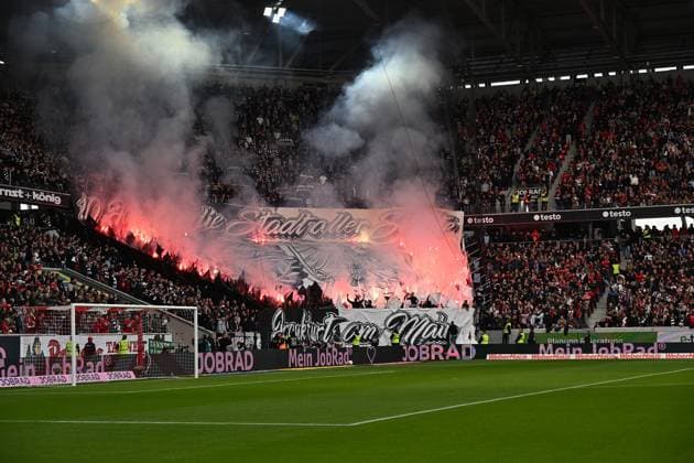 19 10 2025, xjhx, Soccer 1 Bundesliga, SC Freiburg Eintracht Frankfurt v l Fans Eintracht Frankfurt, Atmosphere, Scarves, ending Pyrotechnics, Benglos, Smoke, Fog, Fireworks DFL DFB REGULATIONS PROHIBIT ANY USE OF PHOTOGRAPHS as IMAGE SEQUENCES and or QUASI VIDEO Freiburg