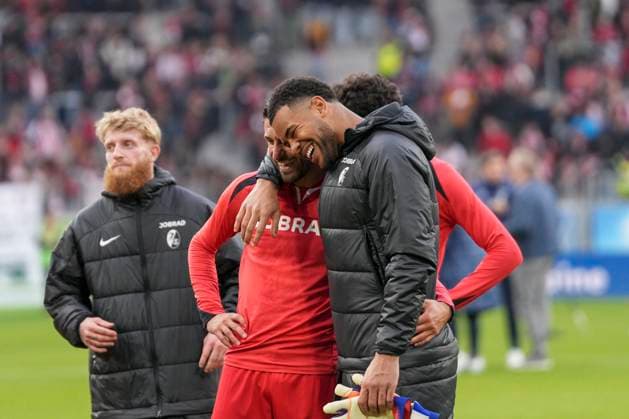 Vincenzo Grifo SC Freiburg, 32 , Noah Atubolu SC Freiburg, 01 , Germany, Football, 1 Bundesliga, 7 Matchday, 2025 2026, SC Freiburg vs Eintracht Frankfurt, 19 10 2025, Europa Park Stadion, Freiburg, Germany DFL REGULATIONS PROHIBIT ANY USE OF PHOTOGRAPHS AS IMAGE SEQUENCES AND OR QUASI VIDEO Freiburg Europa Park Stadion Baden Württemberg Germany Copyright: xArnexAmbergx