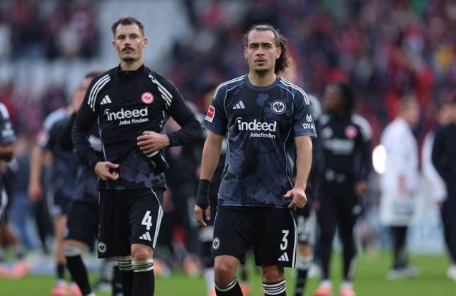 19 10 2025, Soccer Bundesliga, SC Freiburg Eintracht Frankfurt, v l , Robin Koch Eintracht Frankfurt , Arthur Theate Eintracht Frankfurt enttaeuscht, enttaeuscht looking, dissapointed, sad, frustiert, frust, gefrustet DFLB DFB REGULATIONS PROHIBIT ANY USE OF PHOTOGRAPHS AS IMAGE SEQUENCES AND OR QUASI VIDEO xdcx Copyright: HMBxMedia Claus