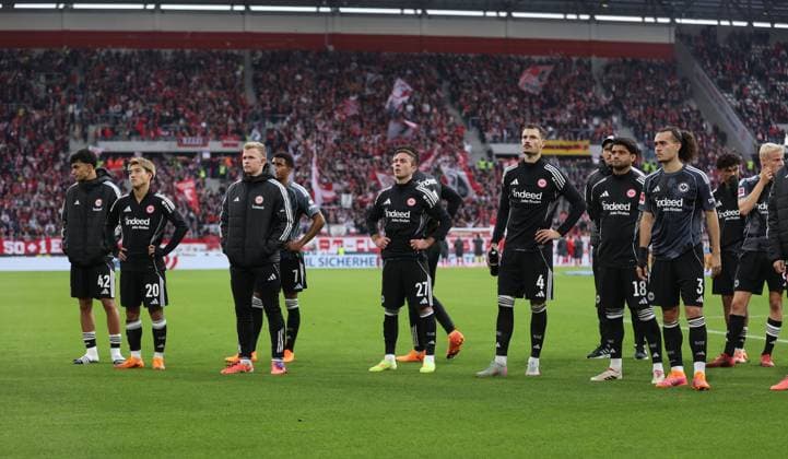 19 10 2025, Bundesliga, SC Freiburg Eintracht Frankfurt, v l , Can Uzun Eintracht Frankfurt , Ritsu Doan Eintracht Frankfurt , Jonathan Burkardt Eintracht Frankfurt , Mario Götze Eintracht Frankfurt , Robin Koch Eintracht Frankfurt , Mahmoud Dahoud Eintracht Frankfurt , Arthur Theate Eintracht Frankfurt disappointed, disappointed looking, dissapointed, sad, frustrated, frustrated, frustrated DFL DFB REGULATIONS PROHIBIT ANY USE OF PHOTOGRAPHS AS IMAGE SEQUENCES AND OR QUASI VIDEO xdcx Copyright: HMBxMedia Claus