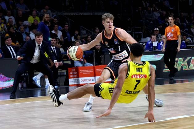 DEU, BBL POkal, ALBA vs Rathiofarm Ulm, 19 10 2025, Max Schmeling Halle, Berlin, DEU, BBL POkal, ALBA vs Rathiofarm Ulm, pictured Jack Kayil ALBA Berlin 7 , Tobias Jensen ratiopharm Ulm 7 nordphotoxGmbHx xEngler nph00076