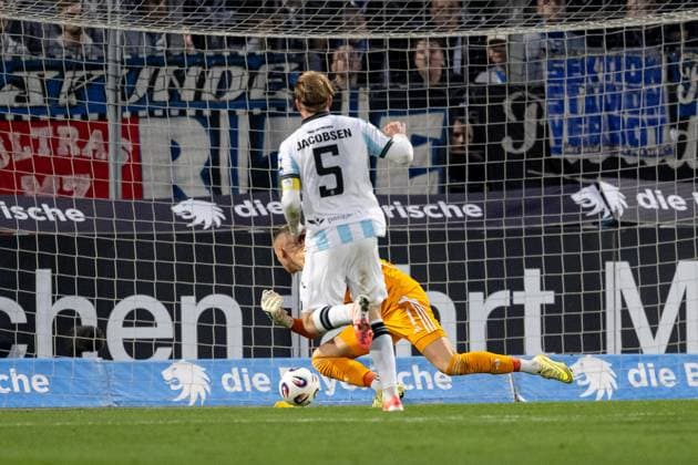 Thore Jacobsen TSV 1860 Muenchen, 05 on his goal for the 3 1 final score against Maximilian Braune goalkeeper, MSV Duisburg, 01 GER, TSV 1860 Muenchen vs MSV Duisburg, Soccer, 3 Bundesliga, Matchday 11, Season 2025 2026, 19 10 2025 DFL DFB REGULATIONS PROHIBIT ANY USE OF PHOTOGRAPHS as IMAGE SEQUENCES and or QUASI VIDEO GER, TSV 1860 Muenchen vs MSV Duisburg, Football, 3 Bundesliga, Matchday 11, Season 2025 2026, 19 10 2025 Muenchen Copyright: xEibner-Pressefoto HeikexFeinerx EP_HFR