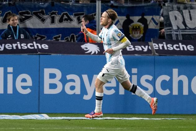 Thore Jacobsen TSV 1860 Muenchen, 05 celebrates his goal to make the score 3 1 GER, TSV 1860 Muenchen vs MSV Duisburg, Soccer, 3 Bundesliga, Matchday 11, Season 2025 2026, 19 10 2025 DFL DFB REGULATIONS PROHIBIT ANY USE OF PHOTOGRAPHS as IMAGE SEQUENCES and or QUASI VIDEO GER, TSV 1860 Muenchen vs MSV Duisburg, Football, 3 Bundesliga, Matchday 11, Season 2025 2026, 19 10 2025 Muenchen Copyright: xEibner-Pressefoto HeikexFeinerx EP_HFR