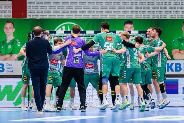The GWD Minden team cheers after 33 30 victory GER, GWD Minden vs TSV Hannover Burgdorf, Handball, 1 Bundesliga, Matchday 9, Season 2025 2026, 19 10 2025 GER, GWD Minden vs TSV Hannover Burgdorf, Handball, 1 Bundesliga, Matchday 9, Season 2025 2026, 19 10 2025 Luebbecke Copyright: xEibner-Pressefoto JanxRollingerx EP_JSK