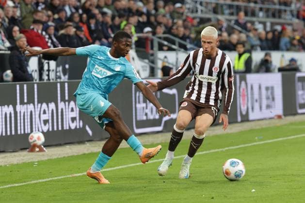 GER, Hamburg, Football, DFL, FC St Pauli vs TSG 1899 Hoffenheim , im Millerntor Stadion , 19 10 2025 , v l Bazoumana Toure TSG 1899 Hoffenheim, 29 , Louis Oppie FC St Pauli , 23 DFL regulations prohibit any use of photographs as image sequences and or quasi video Copyright: HMBxMedia FernandoxSoares