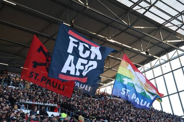 GER, Hamburg, Fußball, DFL, FC St Pauli vs TSG 1899 Hoffenheim , im Millerntor Stadion , 19 10 2025 , v l Fans, Stimmung, Schals, Trikots, Emotionen DFL regulations prohibit any use of photographs as image sequences and or quasi video Copyright: HMBxMedia FernandoxSoares
